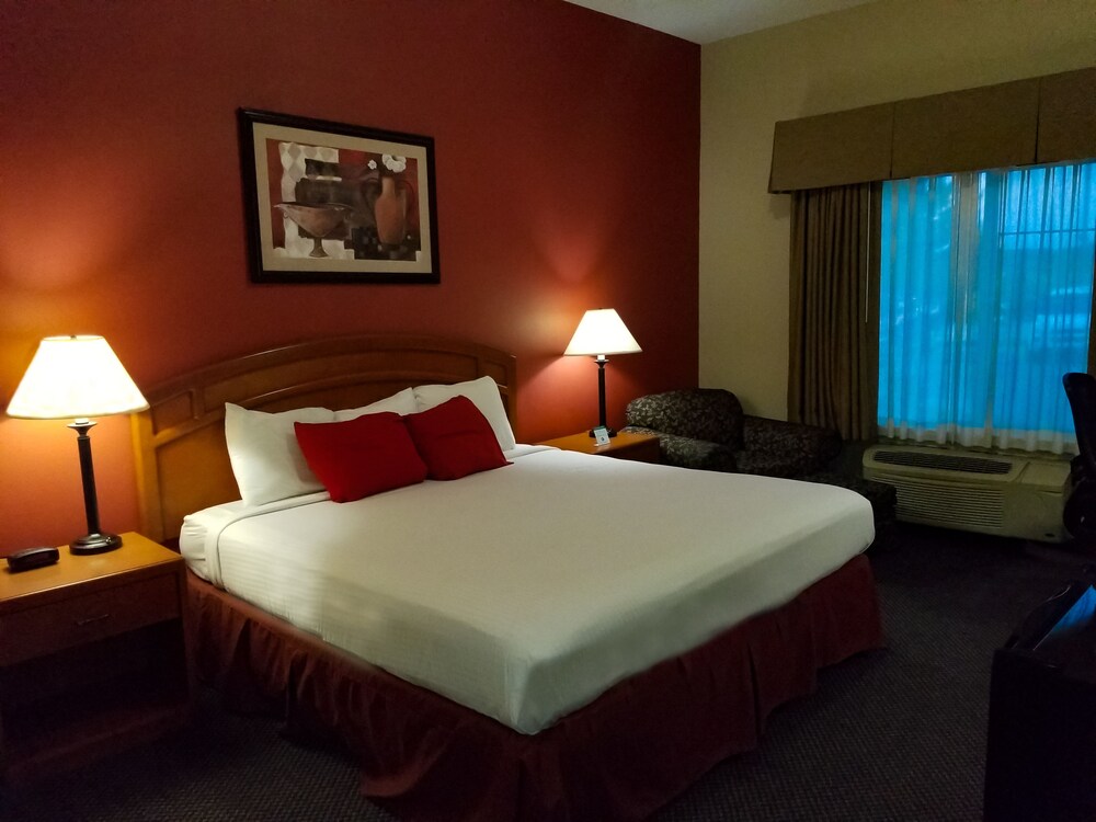 Paola Inn And Suites - photo 17
