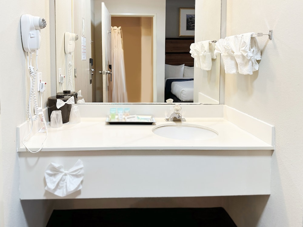 BayVue Hotel Resort and Suites - photo 66