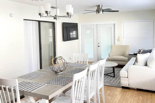 Delightful 3 Bdrm Home Mins To Clearwater Beach — 4-Star Luxury Hotel in Clearwater, United States