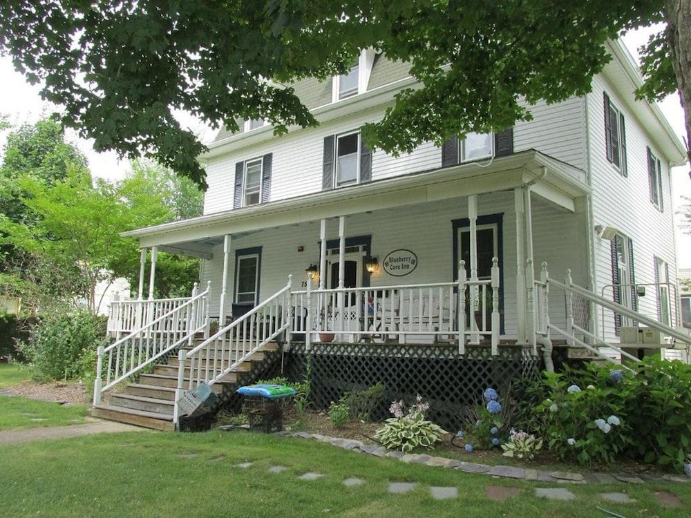Blueberry Cove Inn — hotel in Narragansett