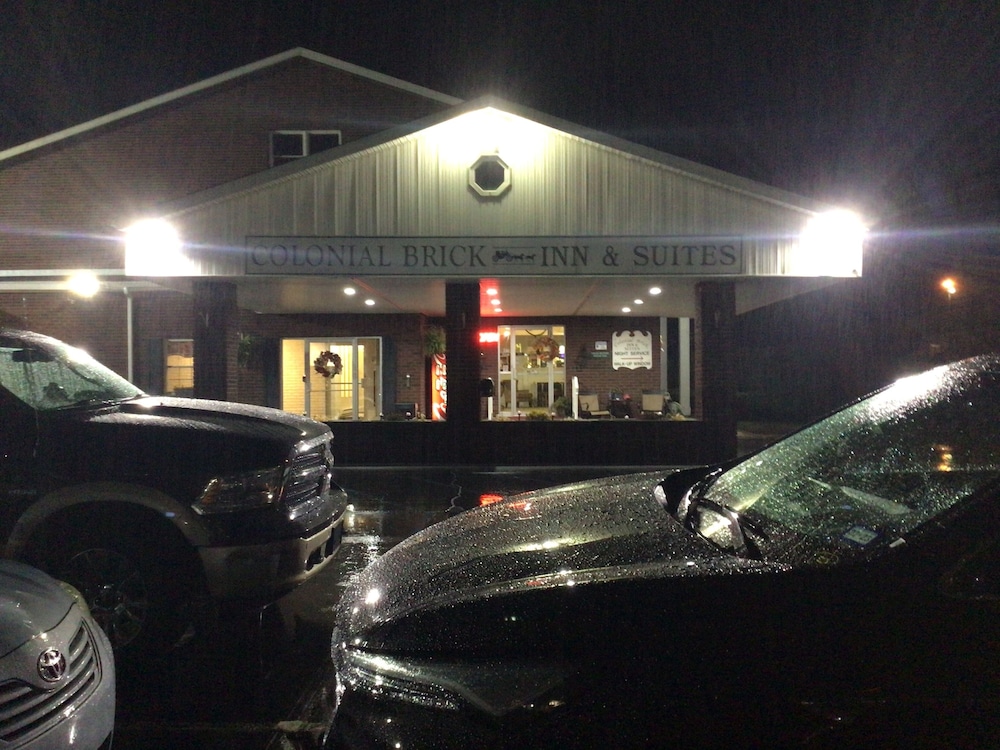 Colonial Brick Inn & Suites - photo 12