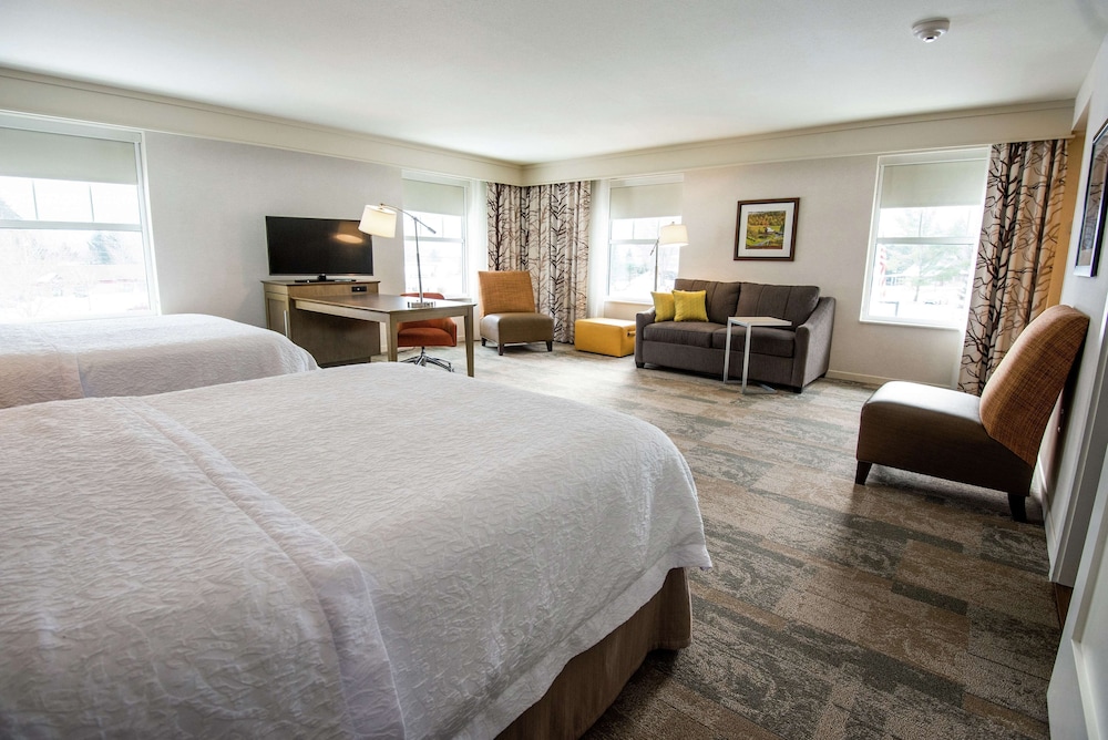 Hampton Inn and Suites Manchester - photo 17