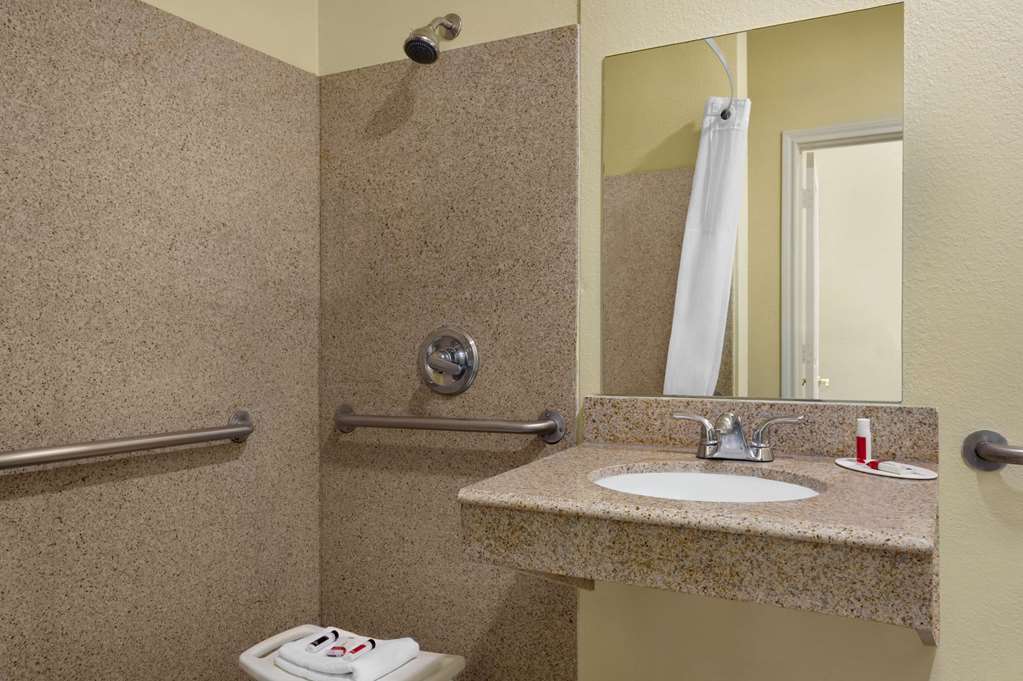 Days Inn & Suites by Wyndham Euless DFW Airport South - photo 32