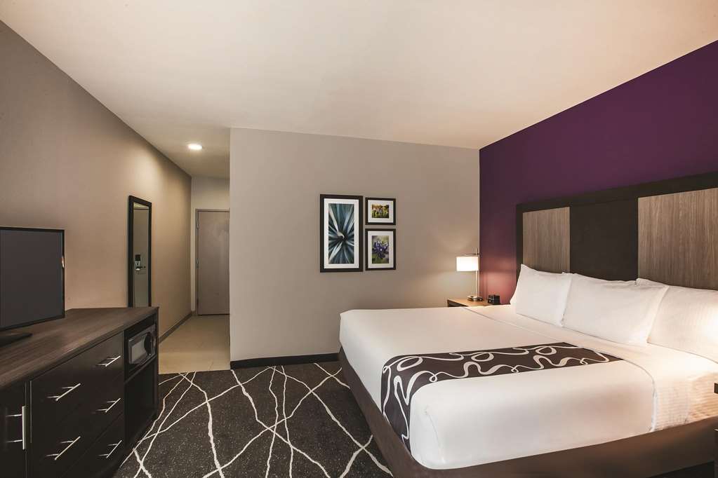 La Quinta Inn & Suites by Wyndham Dallas Northeast Arboretum - photo 17