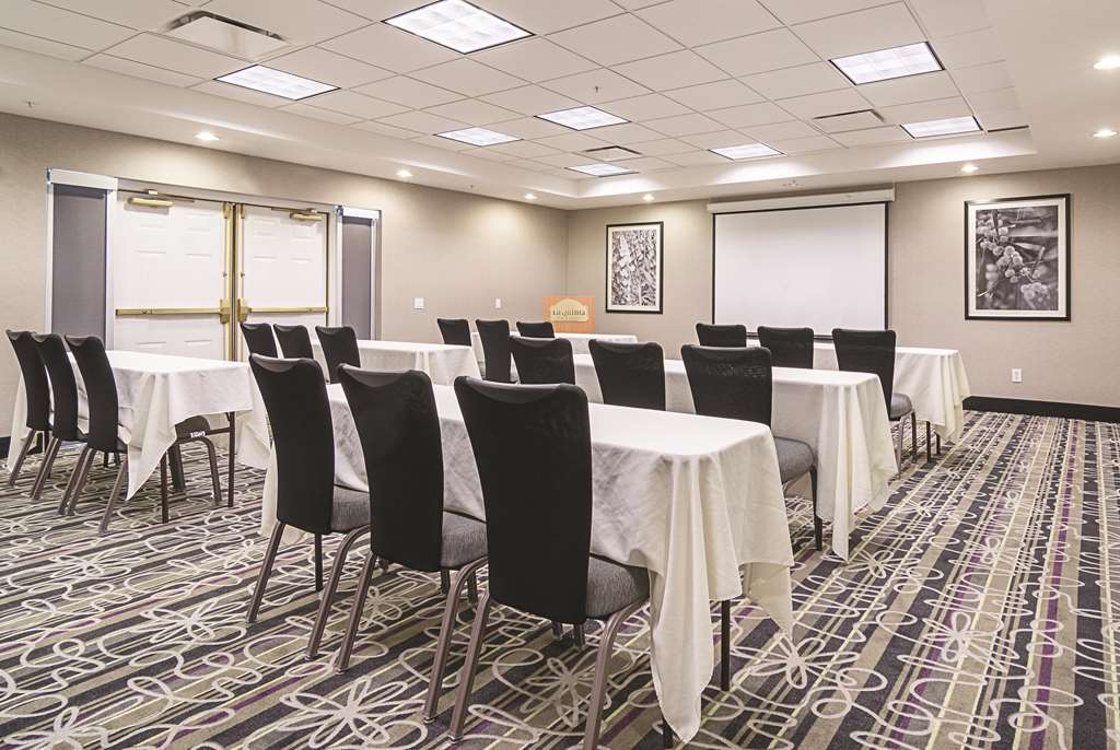 La Quinta Inn & Suites by Wyndham Phoenix Mesa West - photo 39