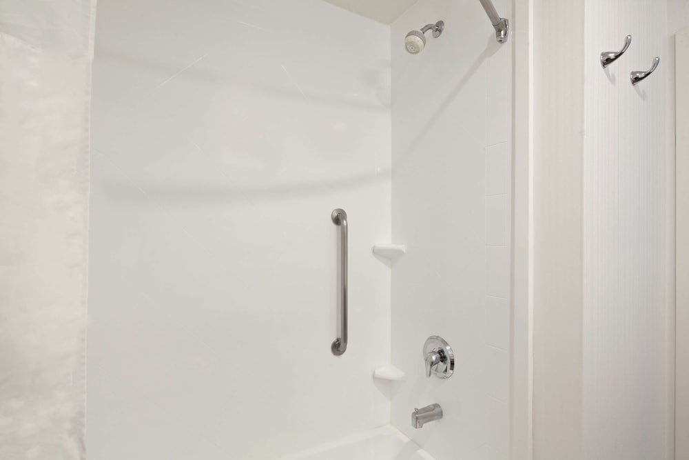 Hampton Inn & Suites Chino Hills - photo 17