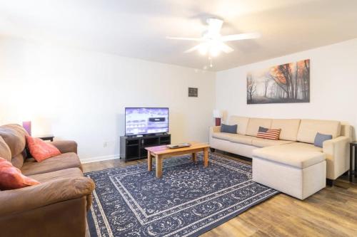 Near Ft Moore & Downtown The Moore House 1 — 4-Star Luxury Hotel in Columbus, United States