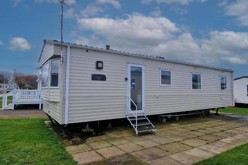 8 Berth Caravan For Hire At Manor Park Near To A Great Beach Ref 23041C in Hunstanton, United Kingdom
