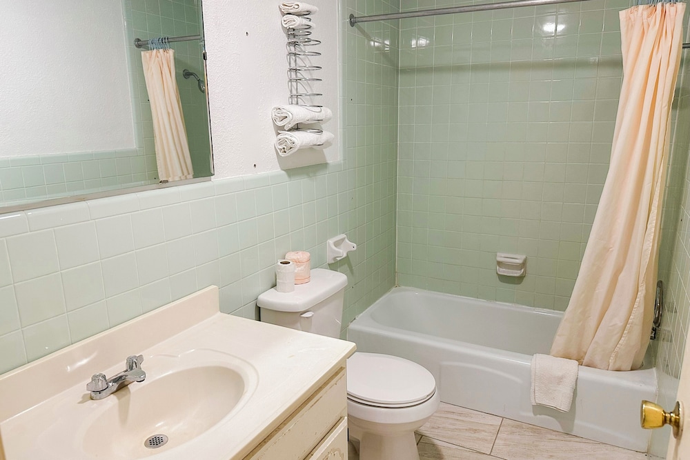 Shamrock Kings Inn By Oyo Marked Tree I 555 - photo 12