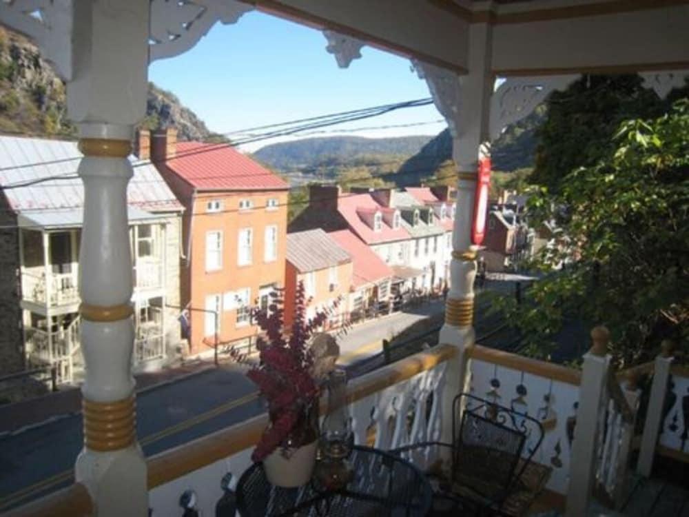 Town's Inn - carbon neutral hotel in Athens