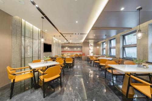 Atour Hotel Beijing Guomao Tuanjie Lake — 4-Star Luxury Hotel in Beijing, People's Republic of China