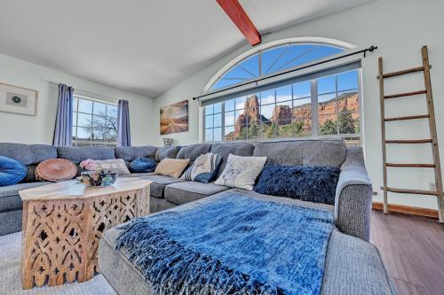 NEW Huge Game Room Hikeable Red Rock View Fireplace Ping Pong Yoga Golf Course Pickle Ball in Sedona, United States