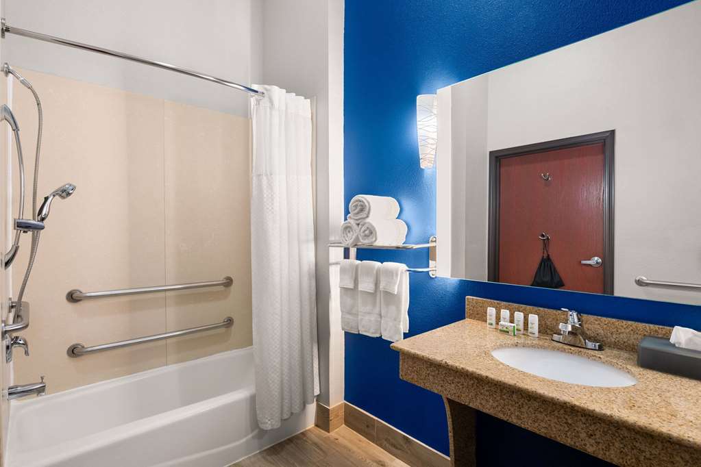 La Quinta Inn & Suites by Wyndham Denton University Drive - photo 2