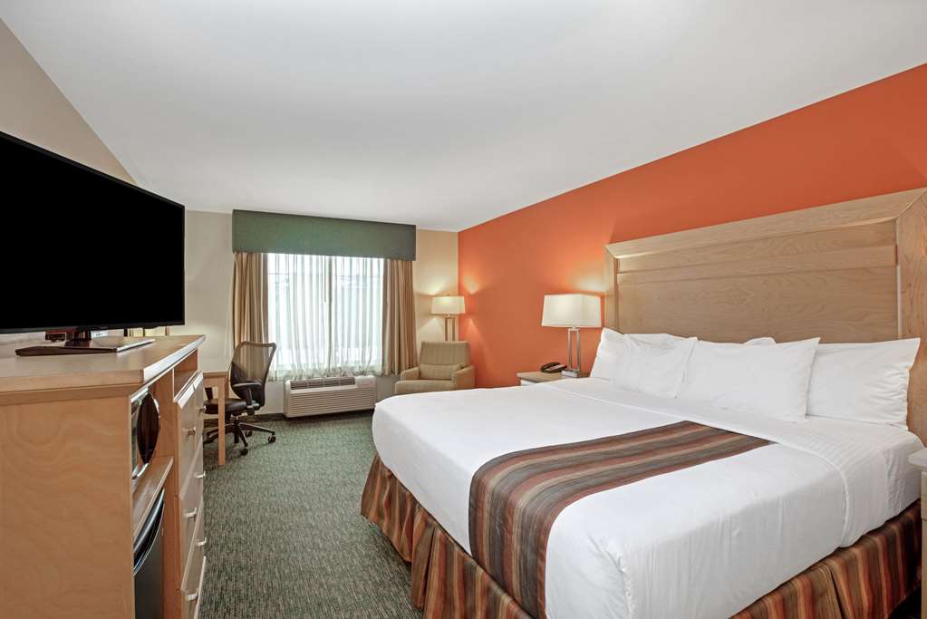 La Quinta Inn & Suites by Wyndham Grand Forks - photo 28