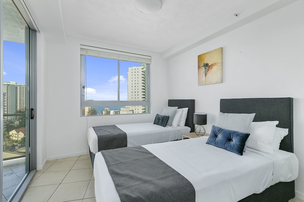 Wings We Accommodate — 4-Star Luxury Hotel in Surfers Paradise, Australia