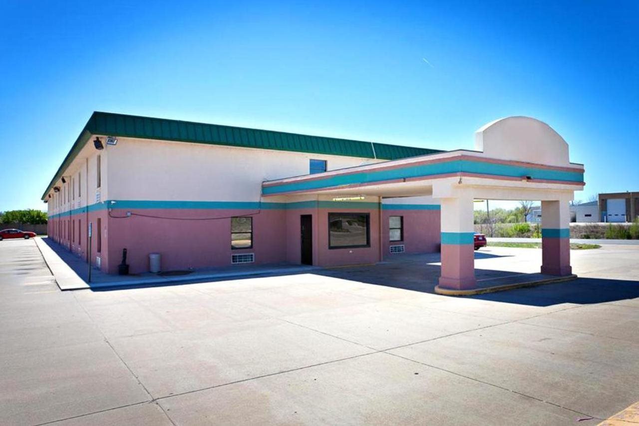 Days Inn by Wyndham Park City Kansas - photo 3