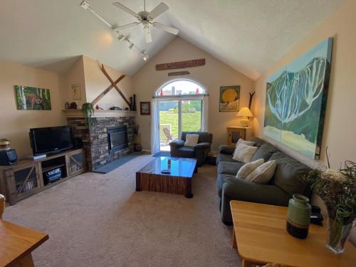 F4 Warm Fairway Village Townhome mountain views and large lawn So much to do - photo 22