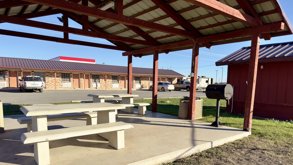 Regency Inn Hondo - photo 27