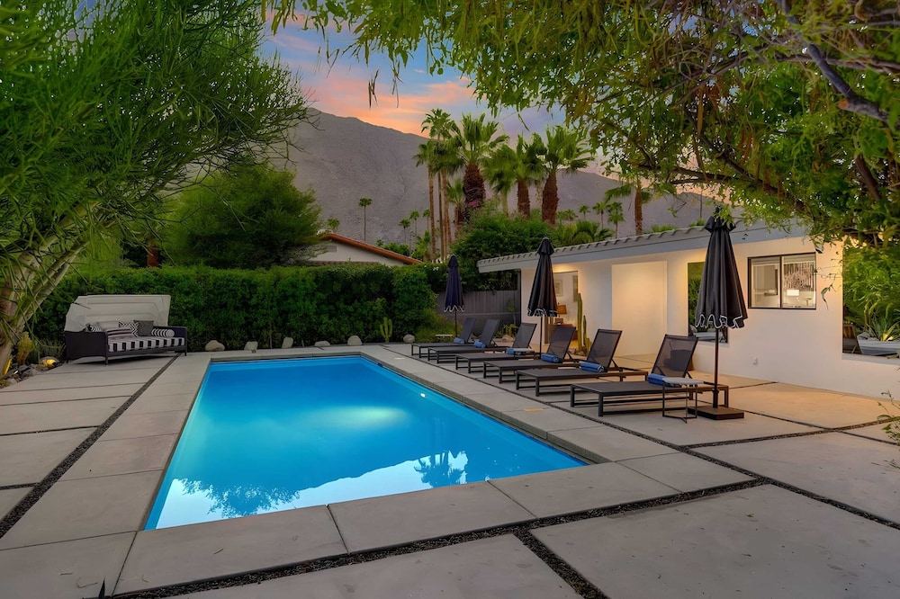 Modern Oasis w Pool Patio Lounge Mountain Views Palo Verde by AvantStay - photo 26
