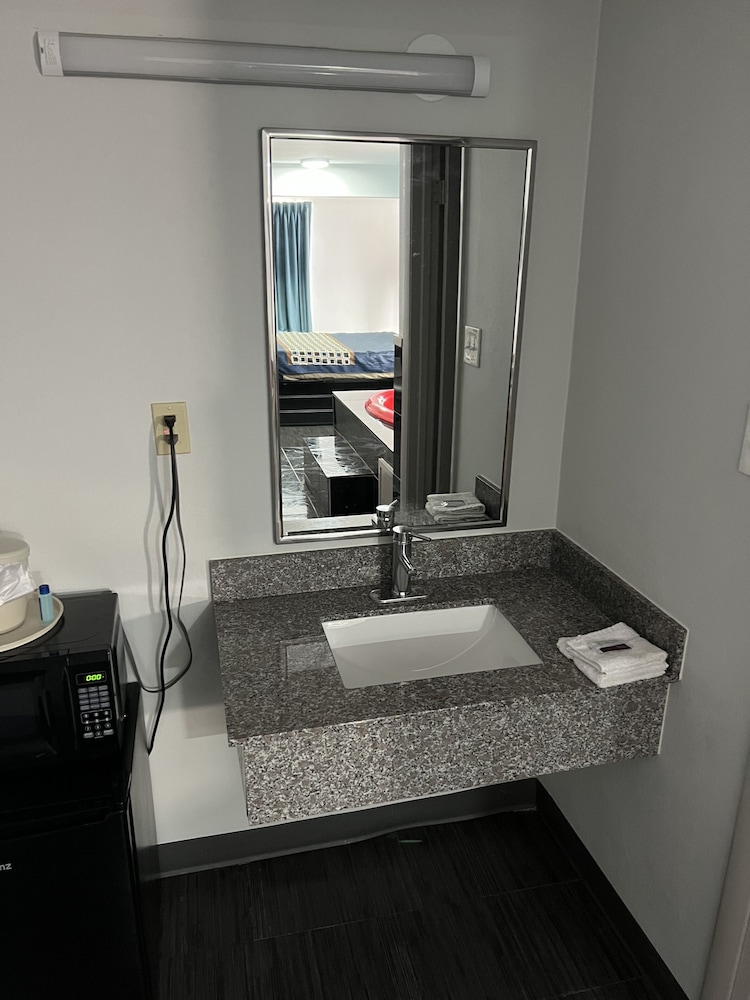 Econo Lodge Commerce - photo 12