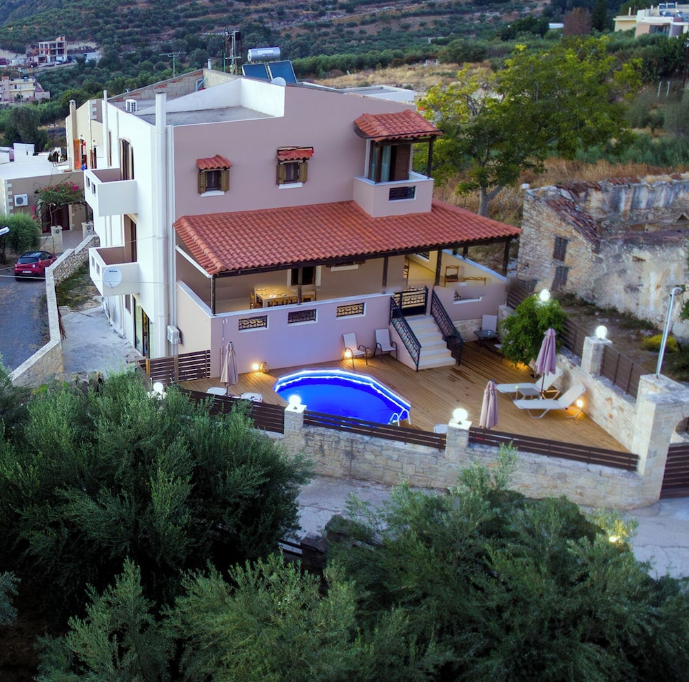 Amalia Villa with Private Pool — 4-Star Luxury Hotel in Perama, Greece