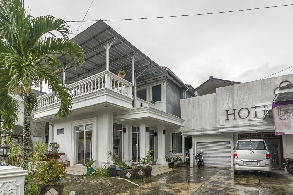 RedDoorz near Pantai Tanjung Pendam Tanjung Pandan