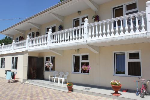 Gostevoy Dom Comfort — hotel in Novomikhaylovskiy