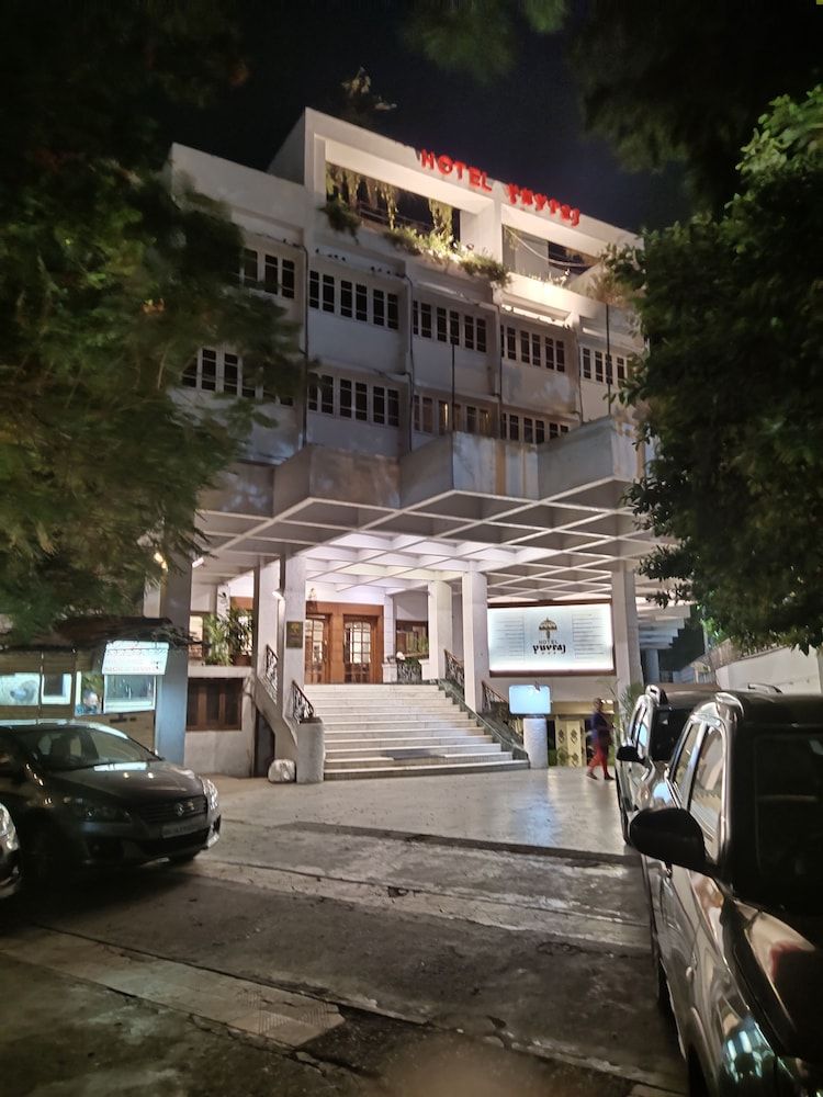 Hotel Yuvraj — hotel in Vadodara
