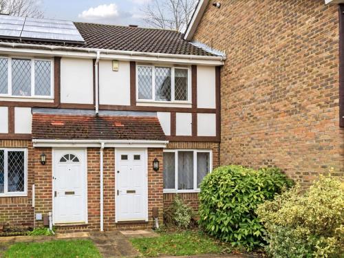 Experience Surrey 2Bed Home in Walton with Parking Pass the Keys — 4-Star Luxury Hotel in Walton-On-Thames, United Kingdom