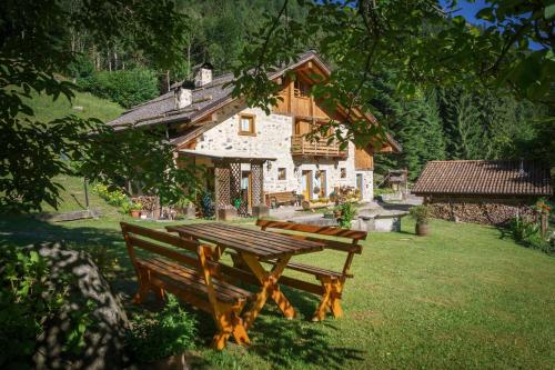 Agritur Manoncin - carbon neutral hotel in Daone