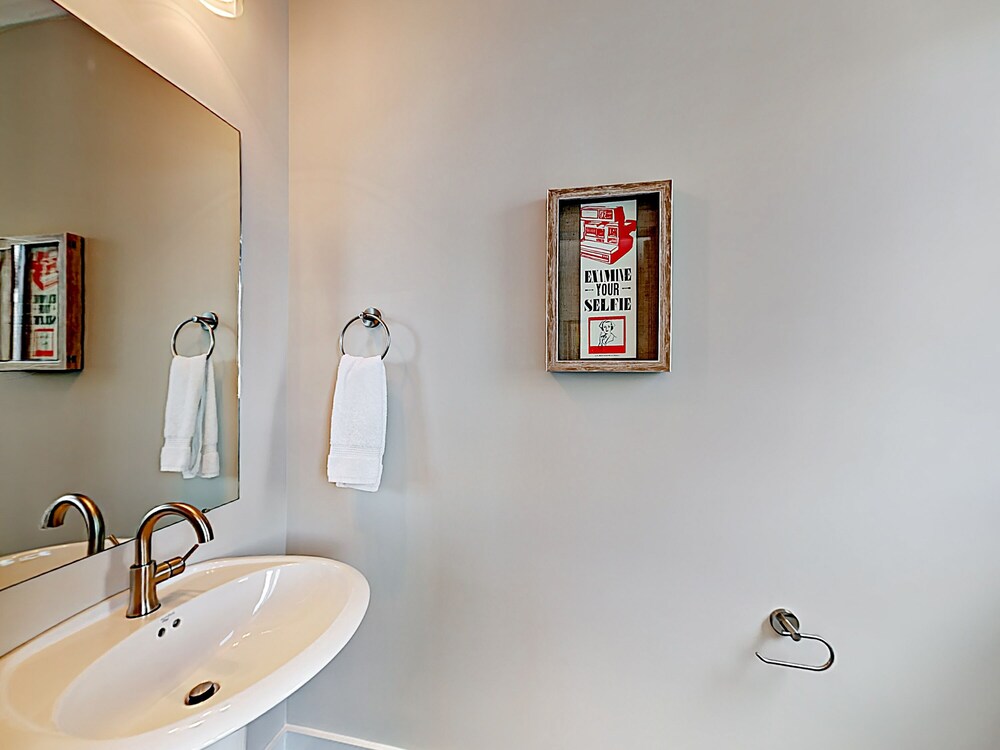 Visually Stunning 2BR 1.5BA Near Downtown Balcony w City View Nashville - photo 21