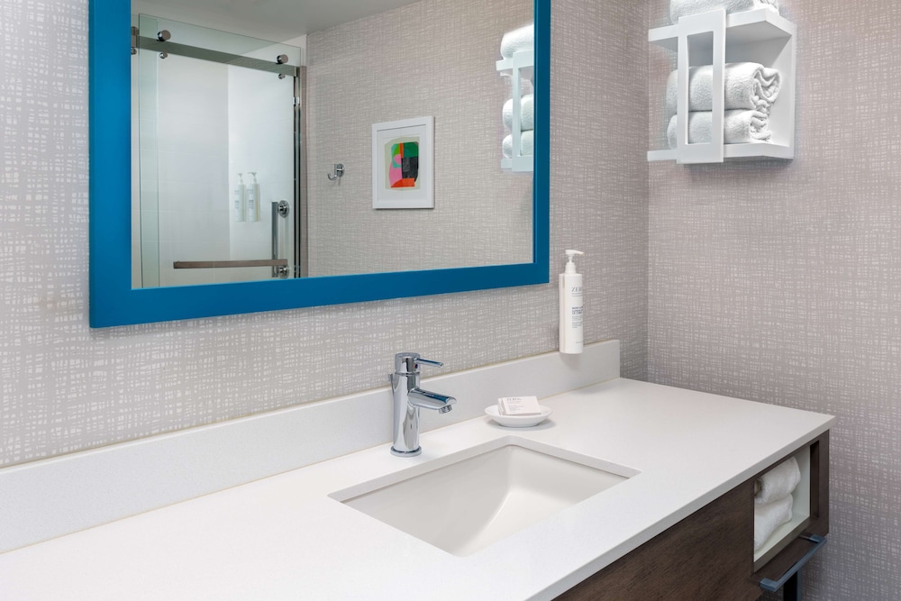 Hampton Inn Hartford Airport - photo 12
