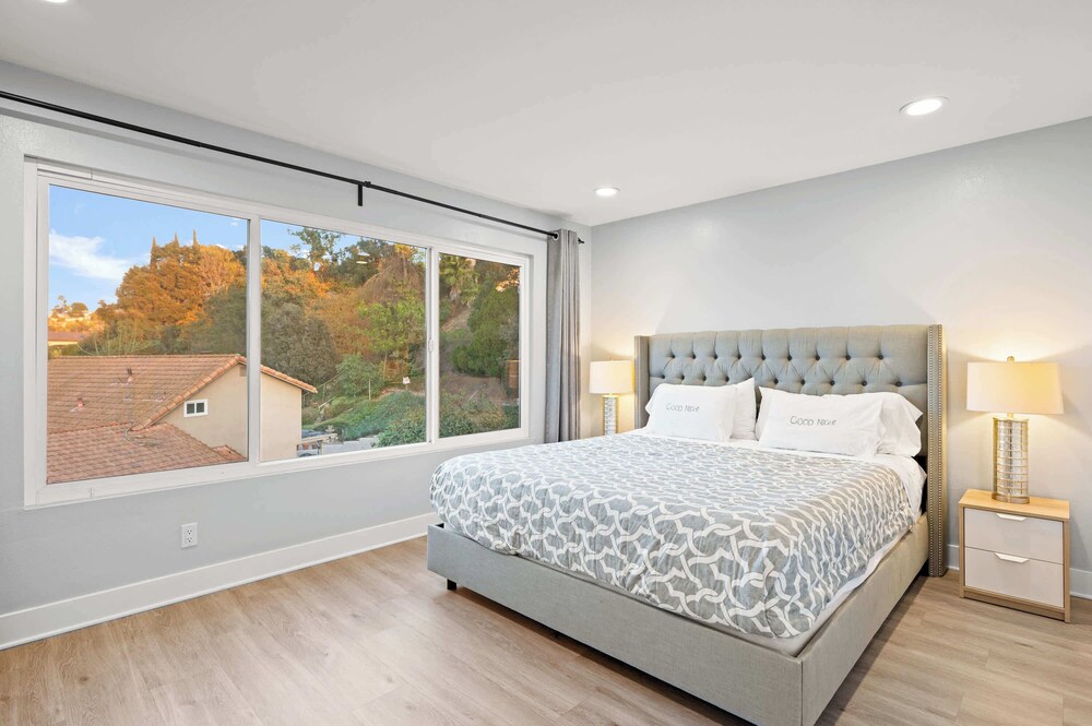 Luxury Hilltop Stay Pool Views Sleeps Many — hotel in Hacienda Heights