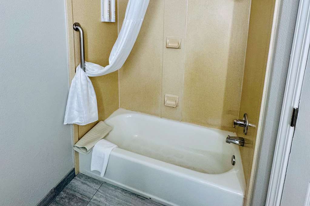 Clarion Pointe Albemarle - photo 30