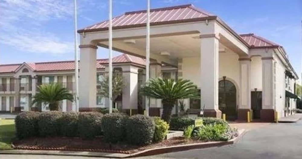 Super 8 by Wyndham Baton Rouge I 12 in Baton Rouge, United States