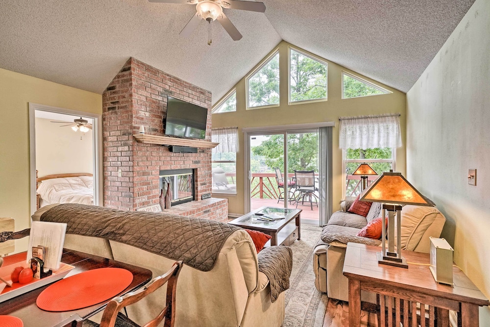Dock and Waterfront Deck Lake of the Ozarks Home — 4-Star Luxury Hotel in Osage Beach, United States