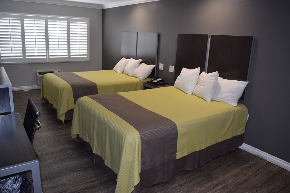 Deluxe Inn Hawthorne - photo 15