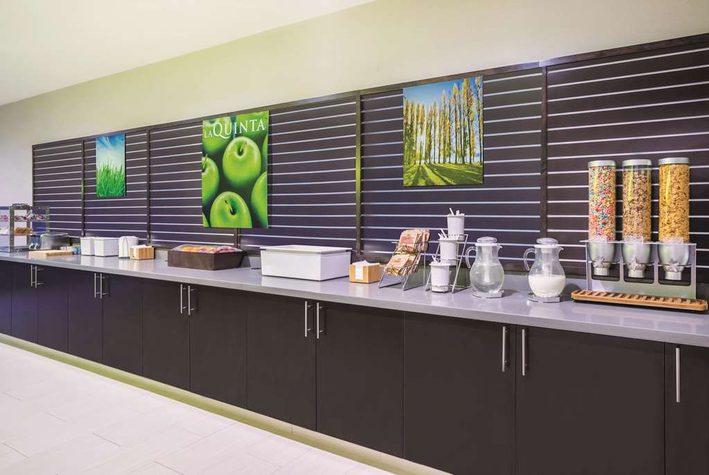 La Quinta Inn & Suites by Wyndham Clifton Park Saratoga Area - photo 24
