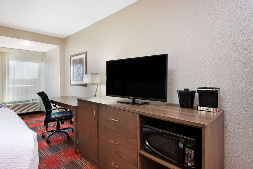 La Quinta Inn & Suites by Wyndham DC Metro Capital Beltway - photo 53