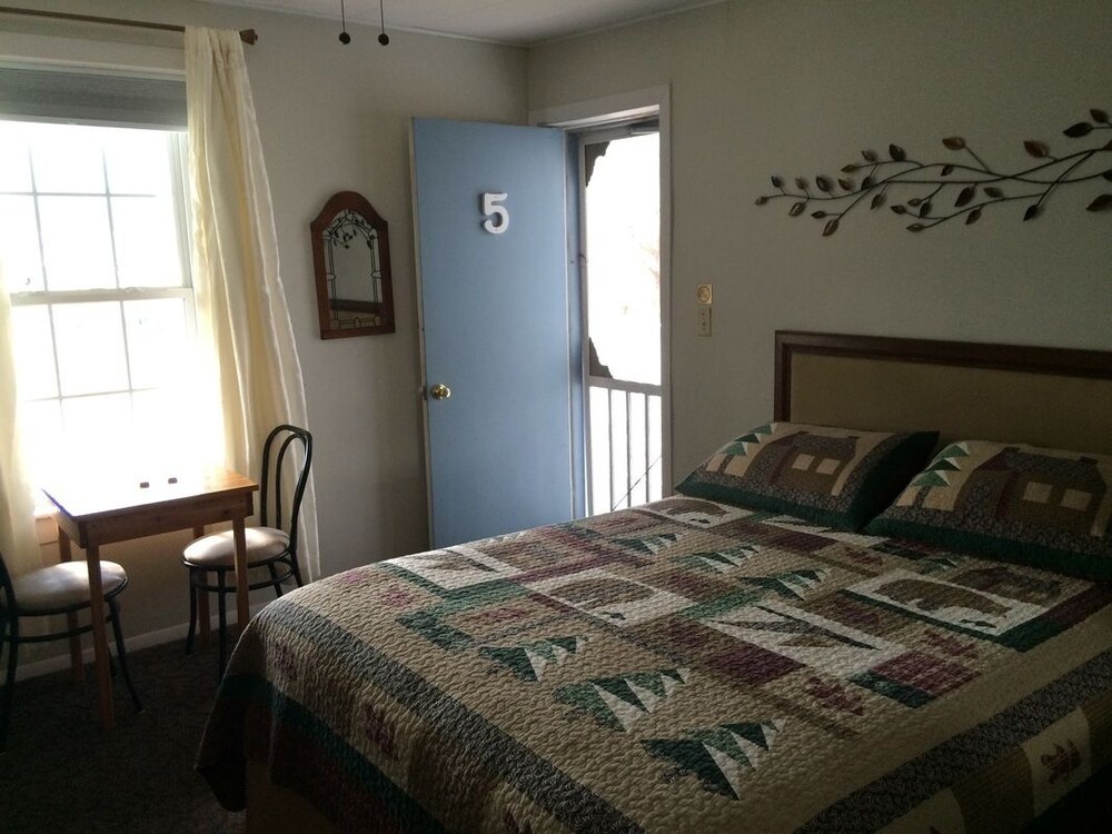 The Landmark Inn - photo 6