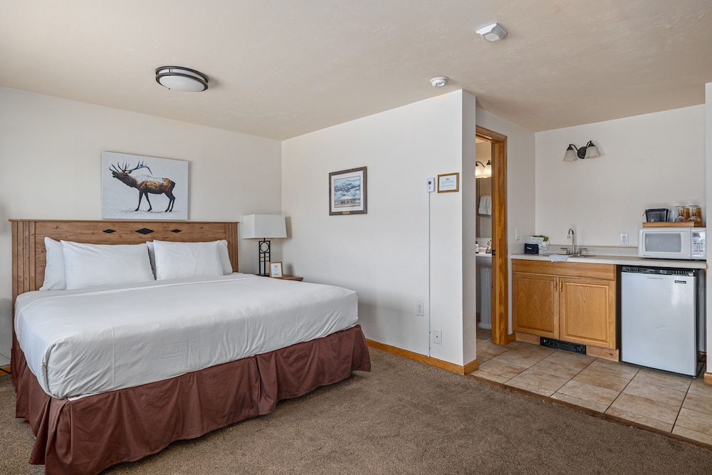 Elk Refuge Inn - photo 32