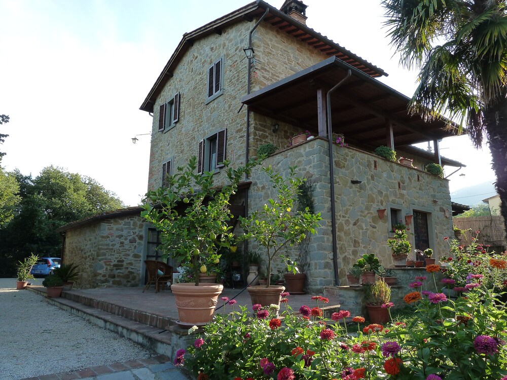 Casa Dina — 4-Star Luxury Hotel in Terontola, Italy