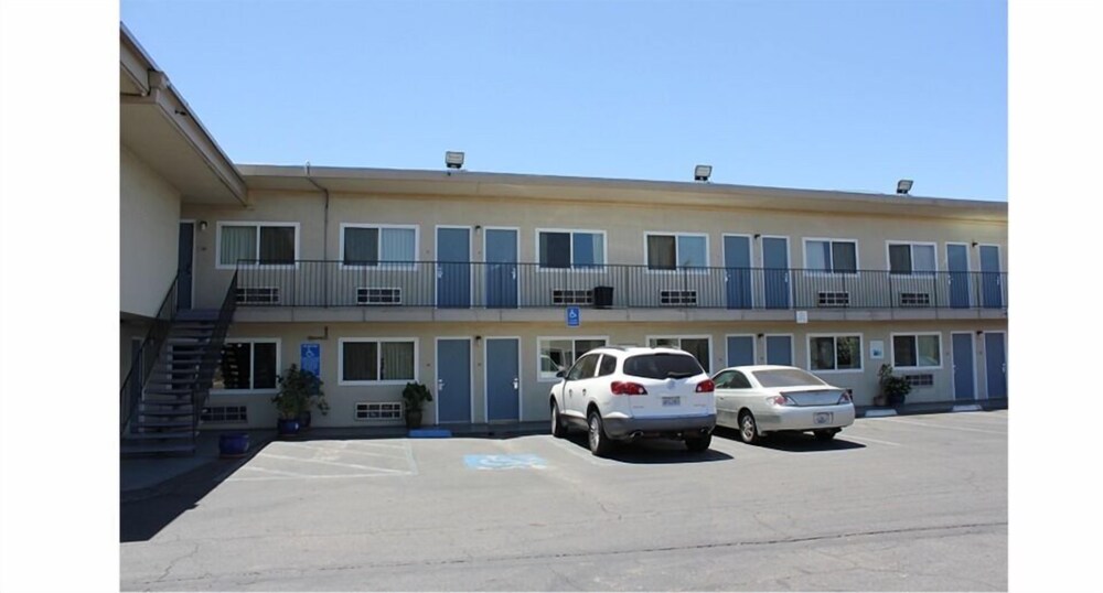 Parkway Inn Fresno - photo 21