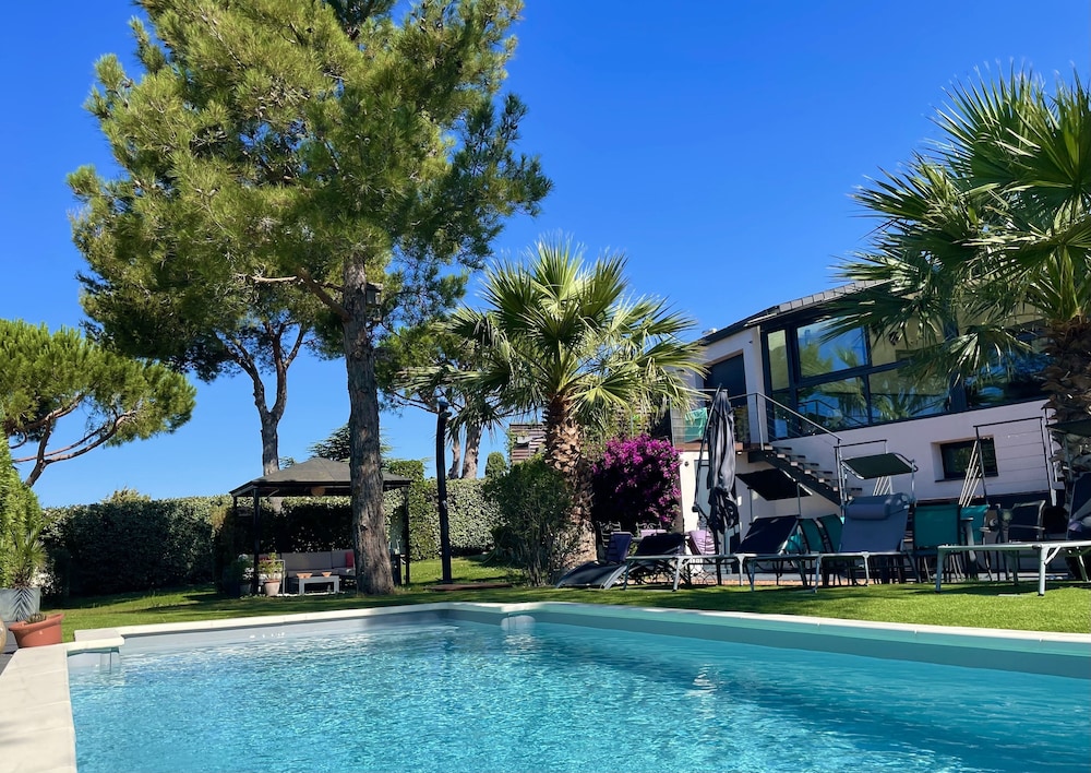 B&B L'Escale Cote Bleue — 4-Star Luxury Hotel in Sausset-Les-Pins, France