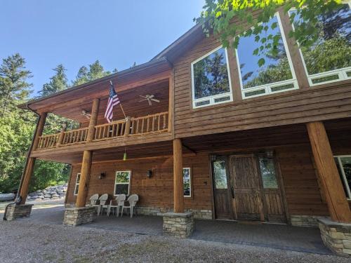 Hanging Rock Get Away - carbon neutral hotel in Bigfork