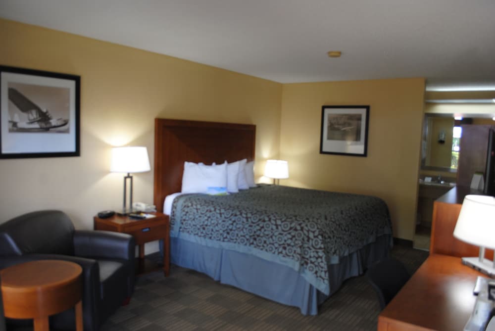 Days Inn by Wyndham Jacksonville Airport - photo 7