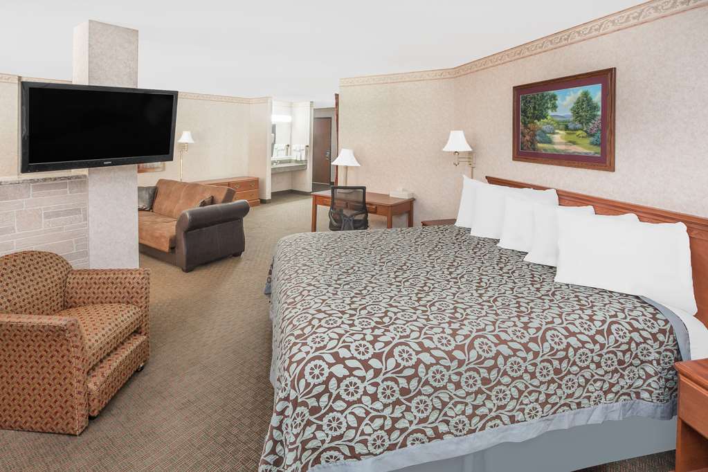 Days Inn & Suites by Wyndham Brinkley - photo 10