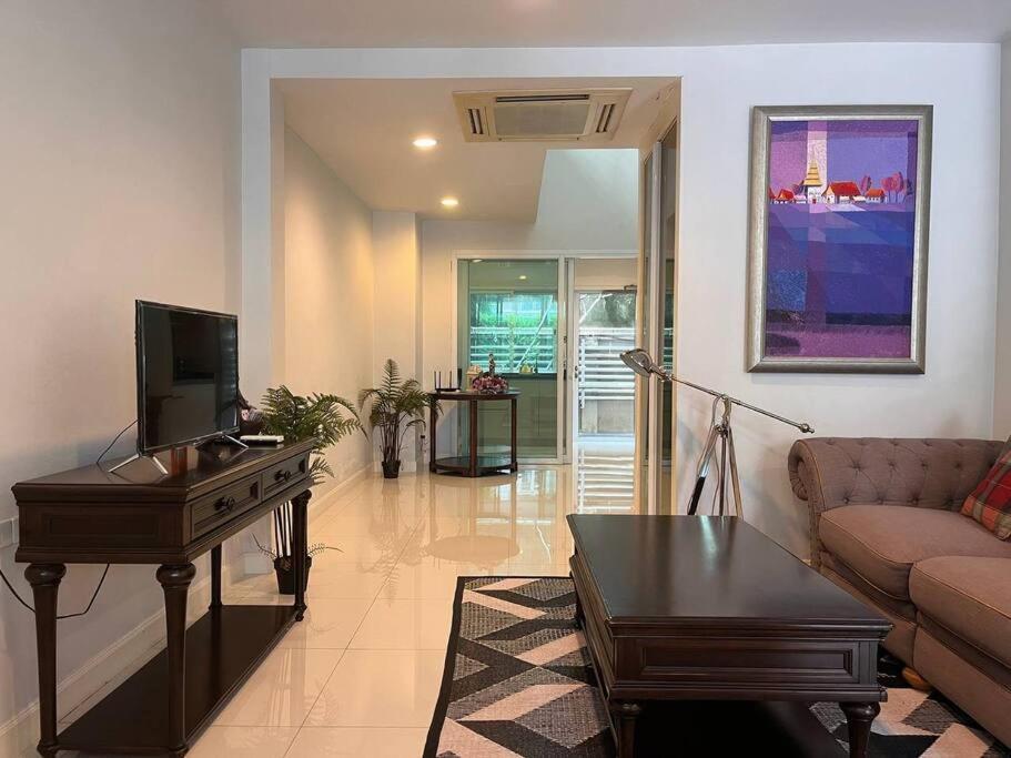 3BR Sukhumvit Townhouse close to Emsphere and BTS MRT — 4-Star Luxury Hotel in Bangkok, Thailand