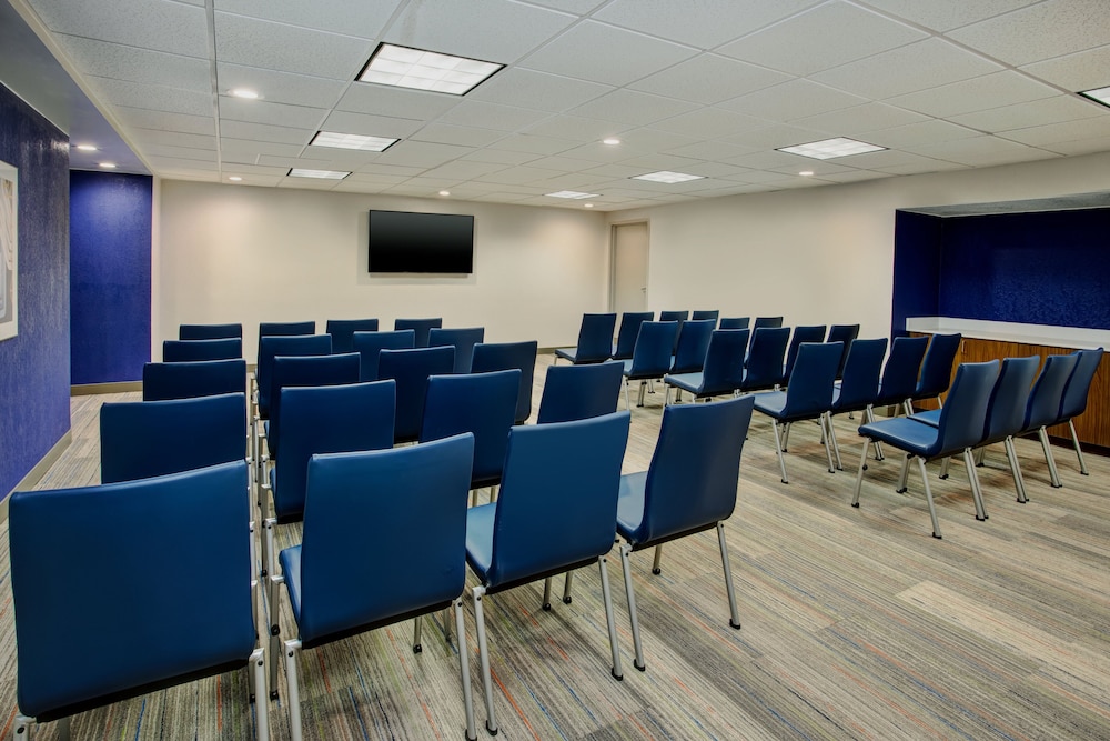 Holiday Inn Express Nashville Airport - photo 29