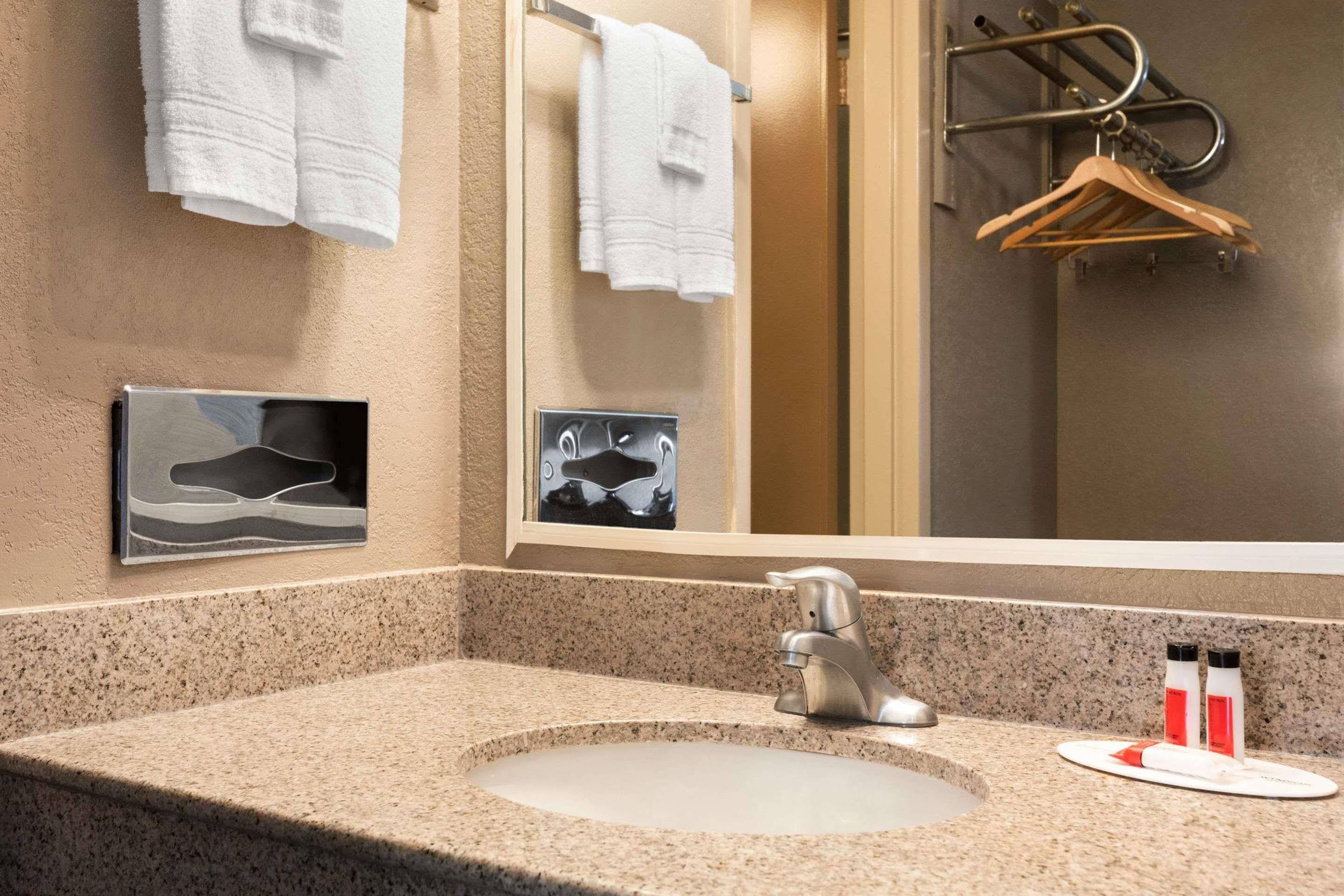 Days Inn Willoughby Cleveland - photo 10